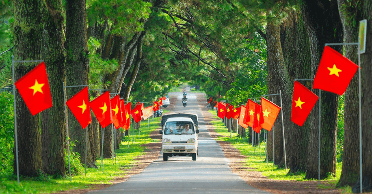 Hàng Thông Trăm Tuổi - Nơi có quán cà phê bán đặc sản chuối sấy A Lúa